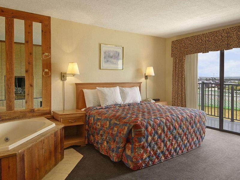 STUDIO DELUXE KING BED