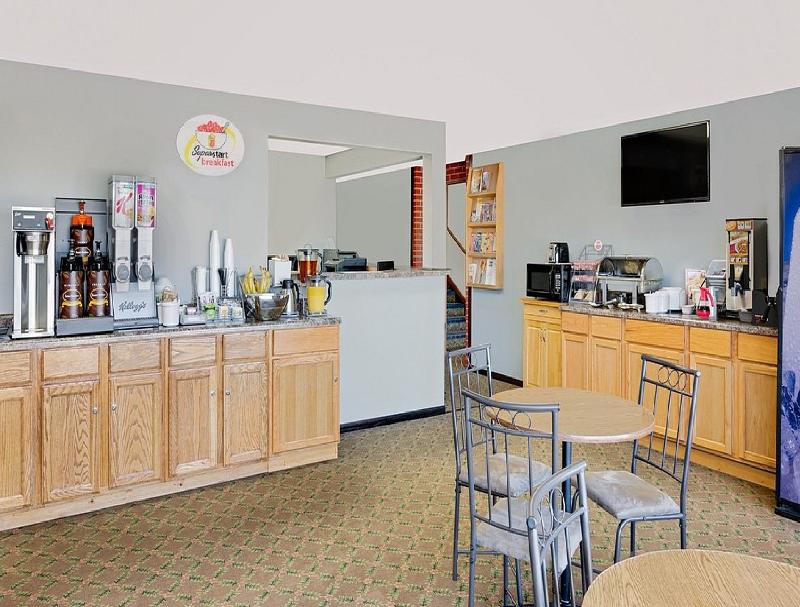 Super 8 by Wyndham Macomb image