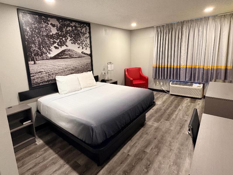 Super 8 by Wyndham Macomb image