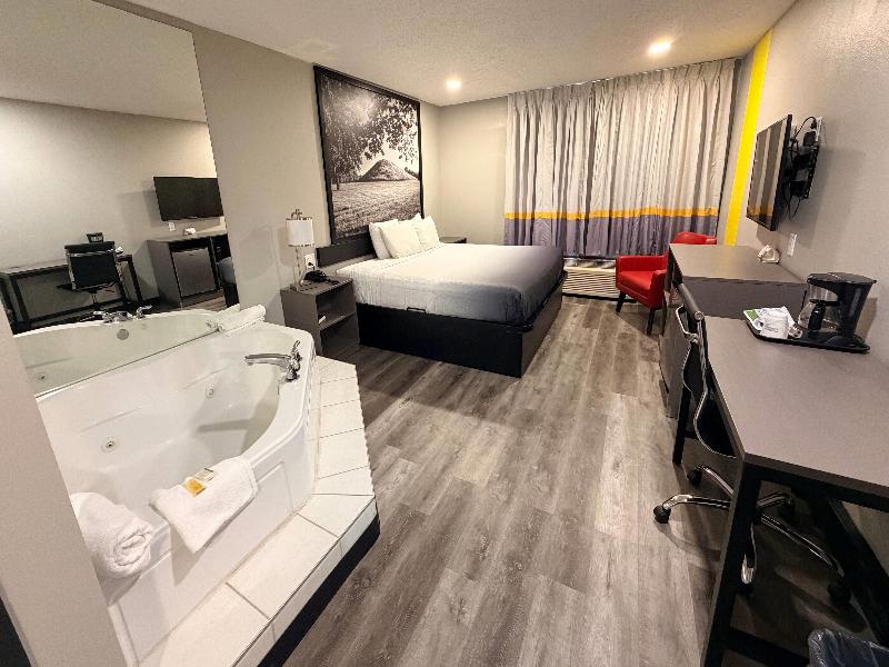 Super 8 by Wyndham Macomb image