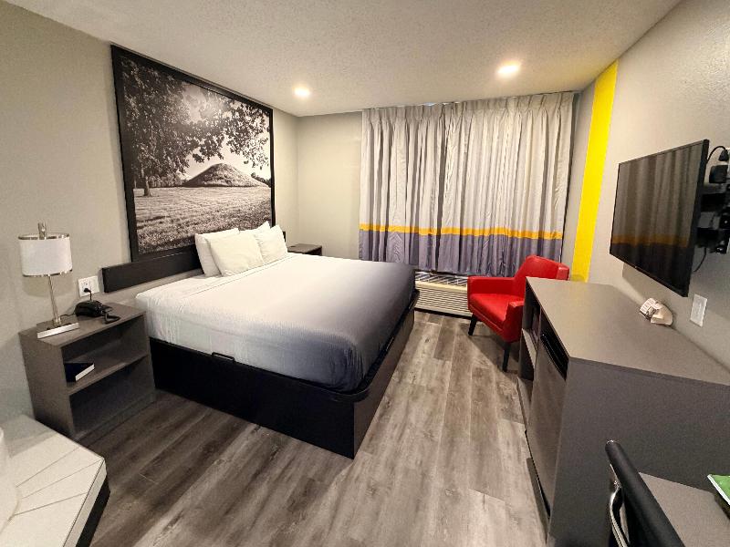 Super 8 by Wyndham Macomb image