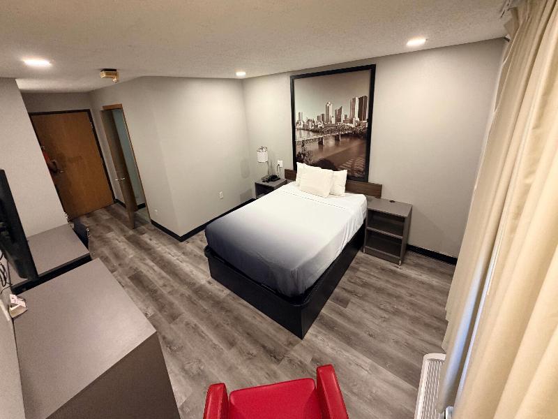 Super 8 by Wyndham Macomb image