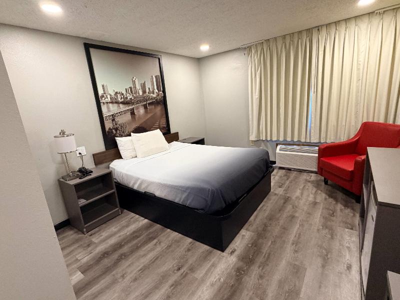 Super 8 by Wyndham Macomb image