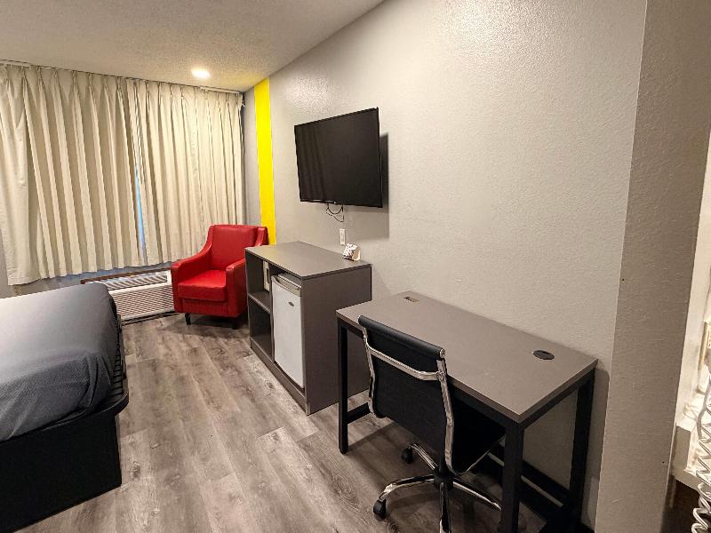 Super 8 by Wyndham Macomb image