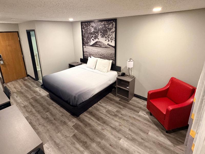 Super 8 by Wyndham Macomb image