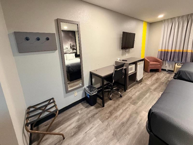 Super 8 by Wyndham Macomb image