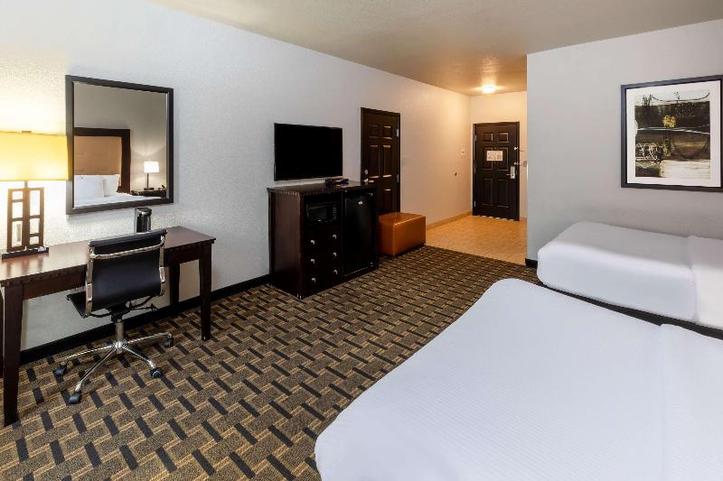 La Quinta Inn & Suites Mt. Pleasant image