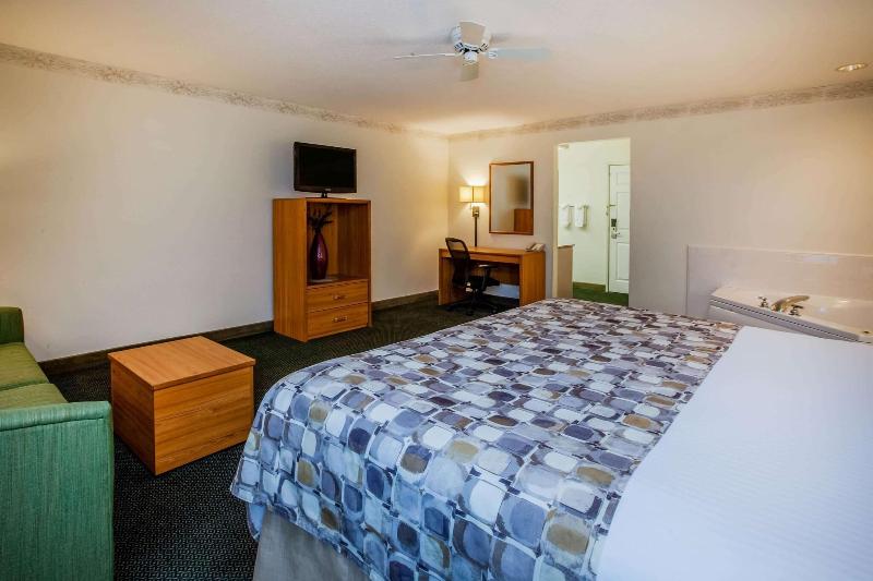 Baymont by Wyndham Mackinaw City image
