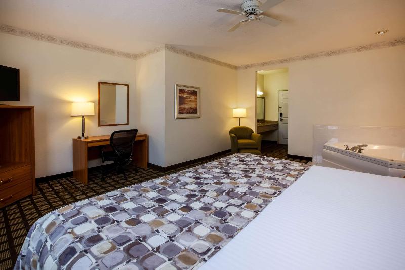 Baymont by Wyndham Mackinaw City image
