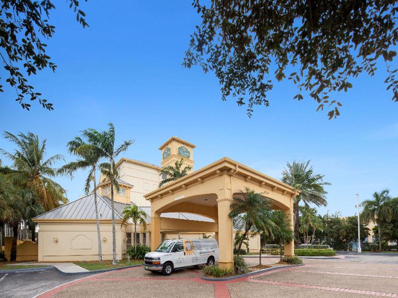 La Quinta Inn & Suites Miami Airport West image