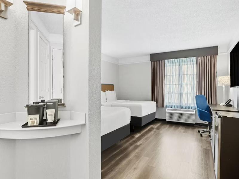 La Quinta Inn & Suites Miami Airport West image