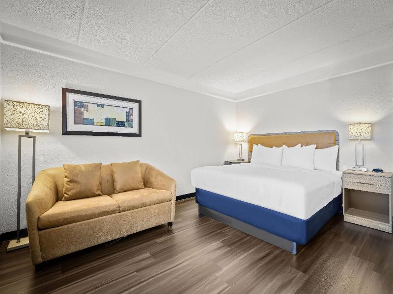 La Quinta Inn & Suites Miami Airport West image