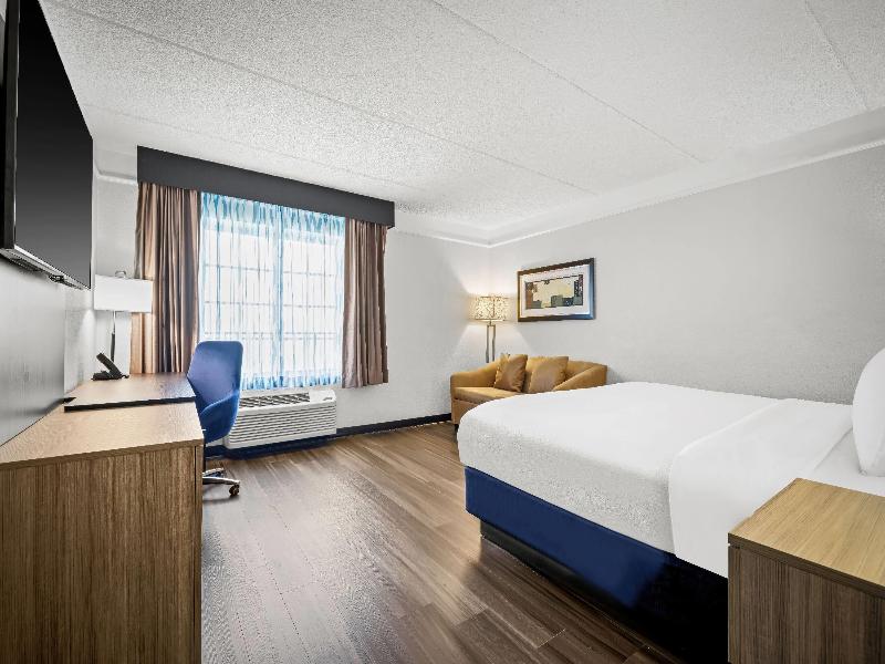 La Quinta Inn & Suites Miami Airport West image
