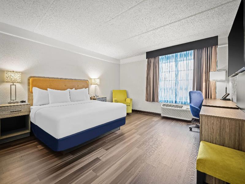 La Quinta Inn & Suites Miami Airport West image
