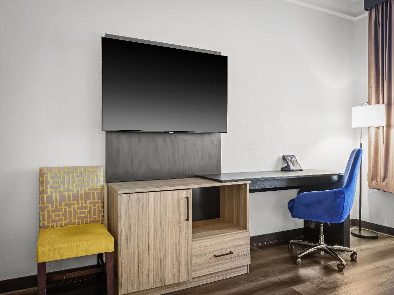 La Quinta Inn & Suites Miami Airport West image