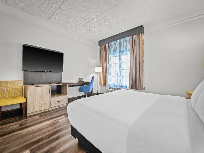 La Quinta Inn & Suites Miami Airport West image