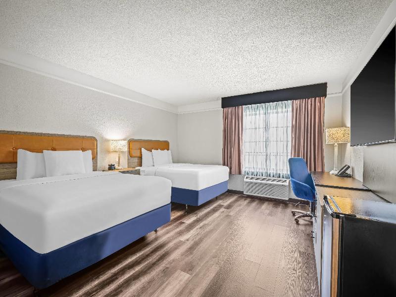 La Quinta Inn & Suites Miami Airport West image