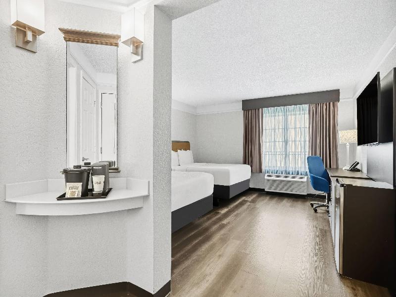 La Quinta Inn & Suites Miami Airport West image