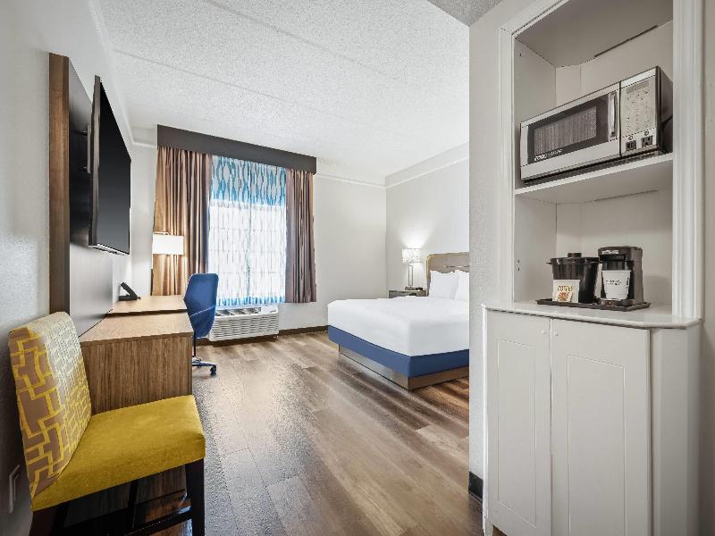 La Quinta Inn & Suites Miami Airport West image