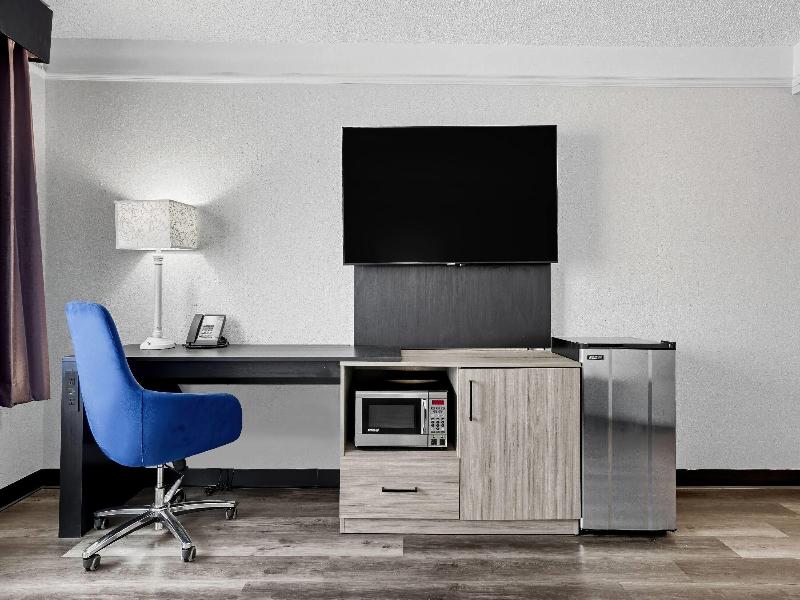 La Quinta Inn & Suites Miami Airport West image