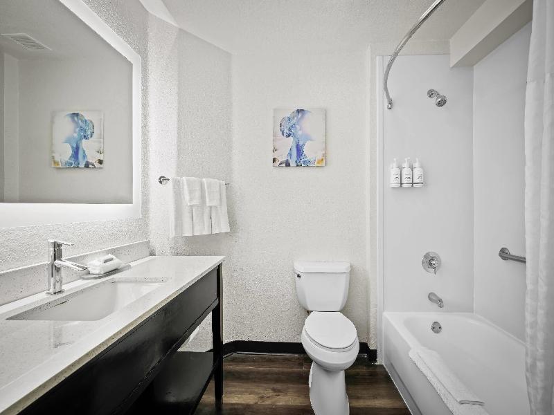La Quinta Inn & Suites Miami Airport West image