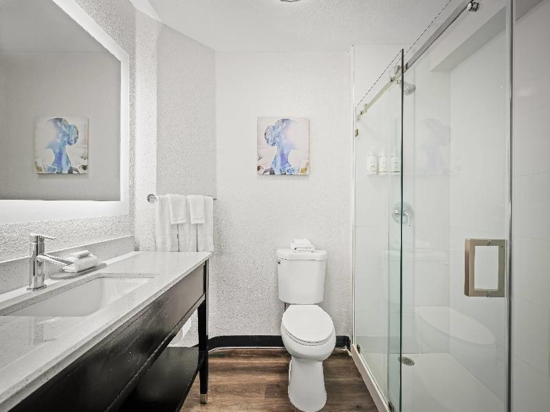 La Quinta Inn & Suites Miami Airport West image