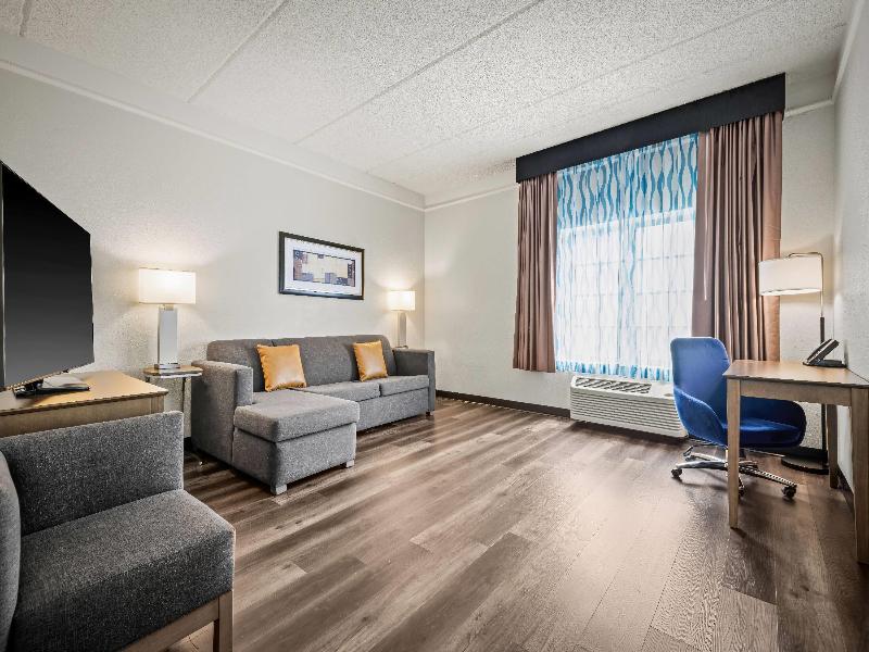 La Quinta Inn & Suites Miami Airport West image