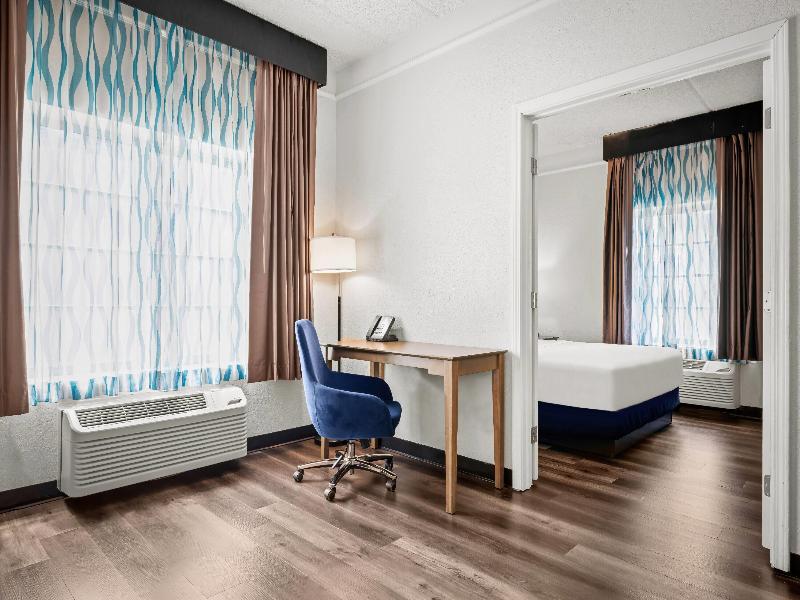 La Quinta Inn & Suites Miami Airport West image