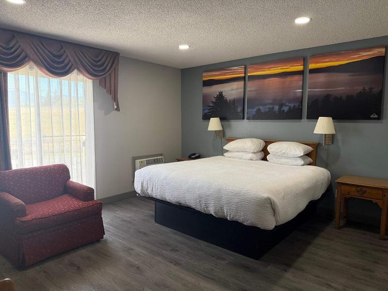 Days Inn by Wyndham Medford image