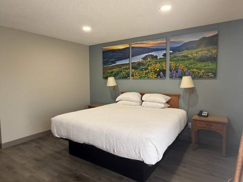 Days Inn by Wyndham Medford image