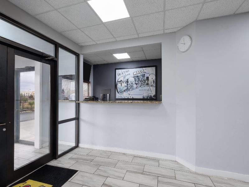 Super 8 by Wyndham Macon West image