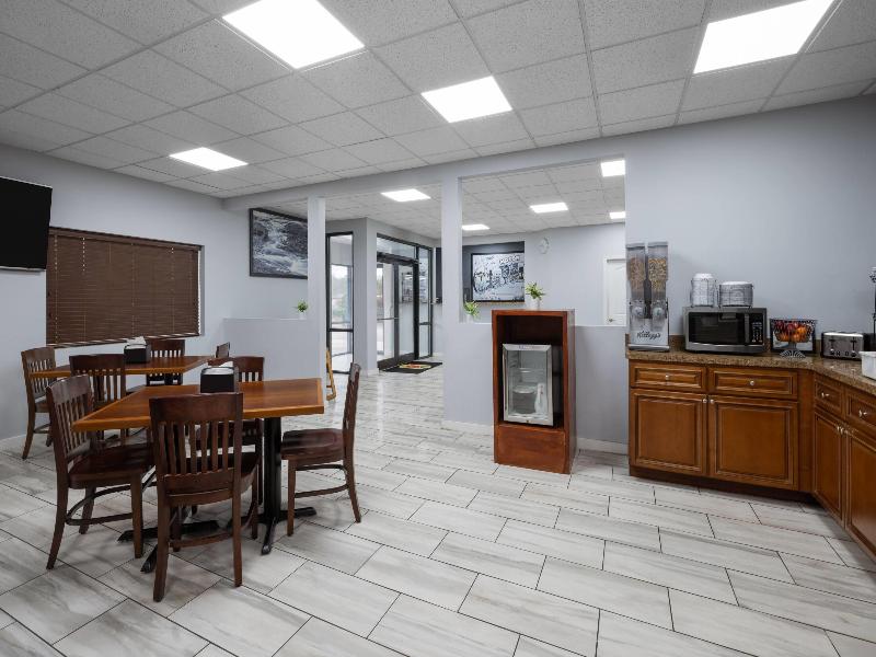 Super 8 by Wyndham Macon West image