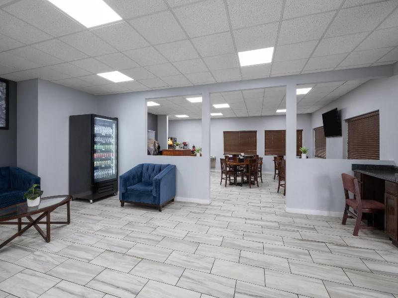 Super 8 by Wyndham Macon West image