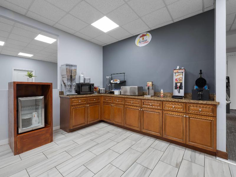 Super 8 by Wyndham Macon West image
