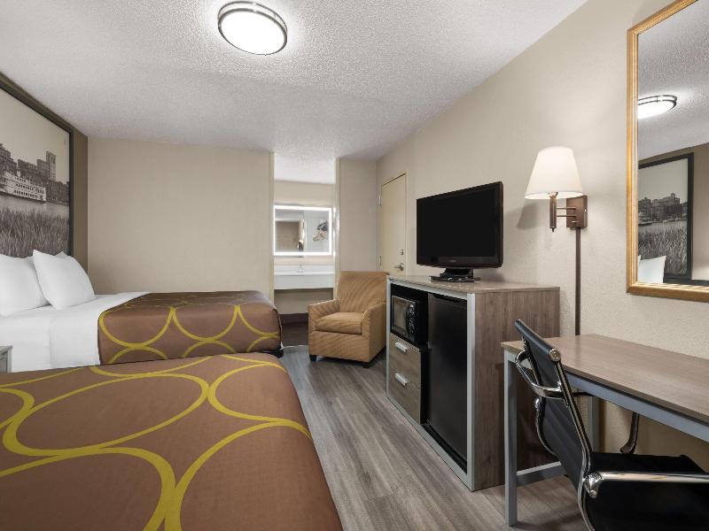Super 8 by Wyndham Macon West image