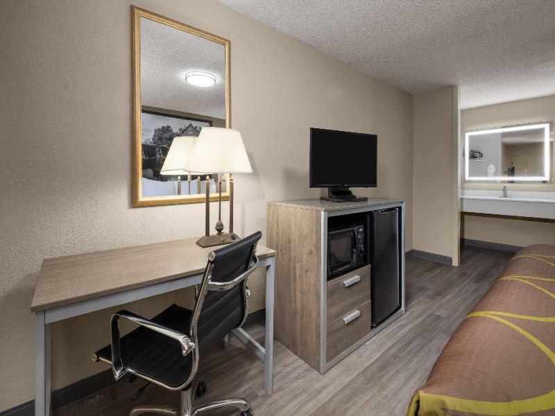 Super 8 by Wyndham Macon West image