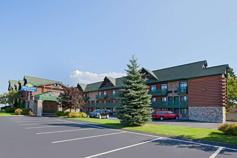 Days Inn By Wyndham Mackinaw City/Bridgeview Area photo 2