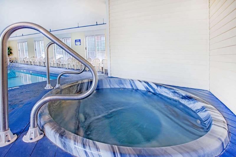 Days Inn By Wyndham Mackinaw City/Bridgeview Area image