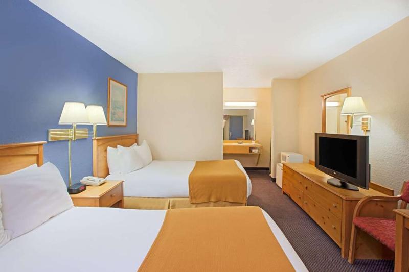 Days Inn By Wyndham Mackinaw City/Bridgeview Area image