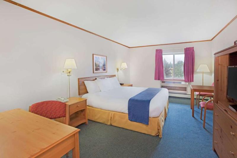 Days Inn By Wyndham Mackinaw City/Bridgeview Area image
