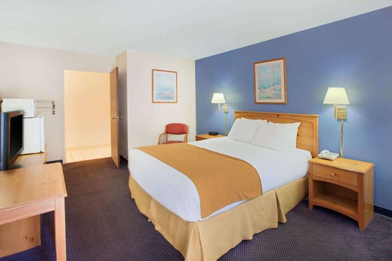 Days Inn By Wyndham Mackinaw City/Bridgeview Area image