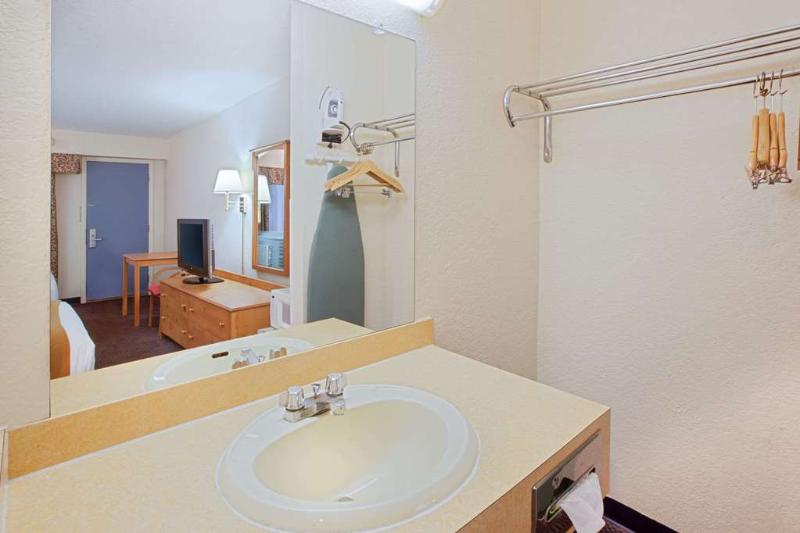 Days Inn By Wyndham Mackinaw City/Bridgeview Area image