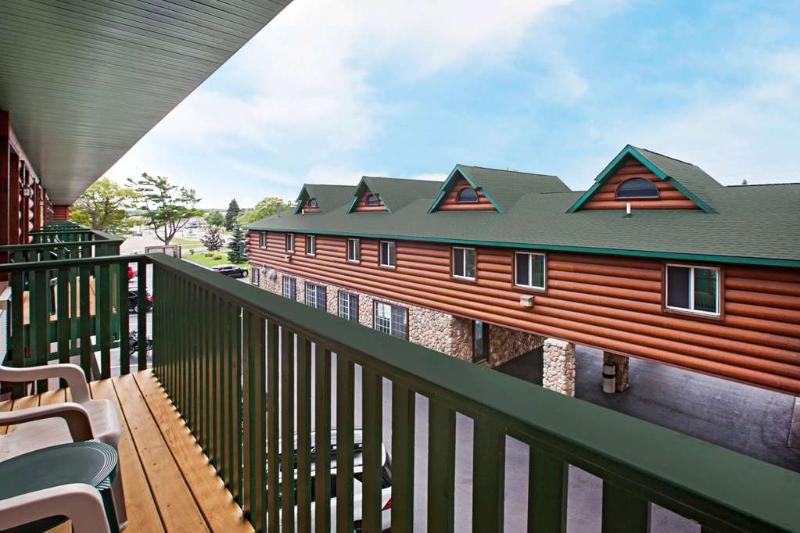 Days Inn By Wyndham Mackinaw City/Bridgeview Area image