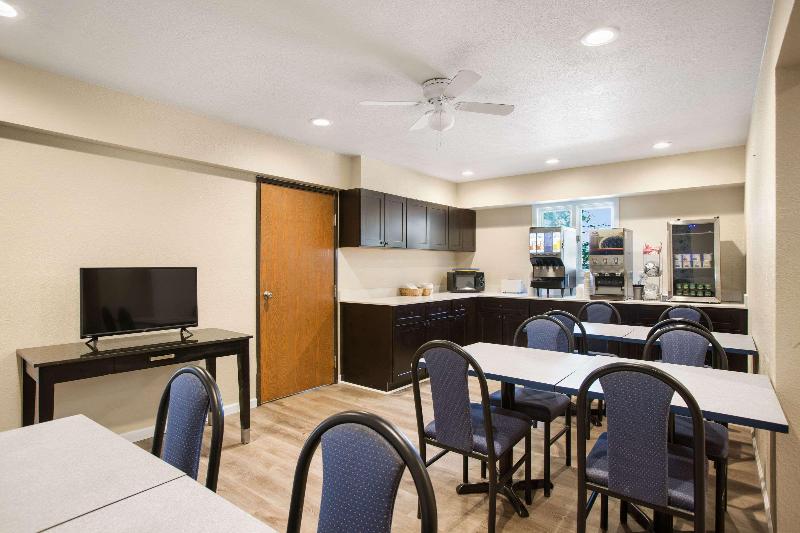 Days Inn By Wyndham Mackinaw City/Bridgeview Area image