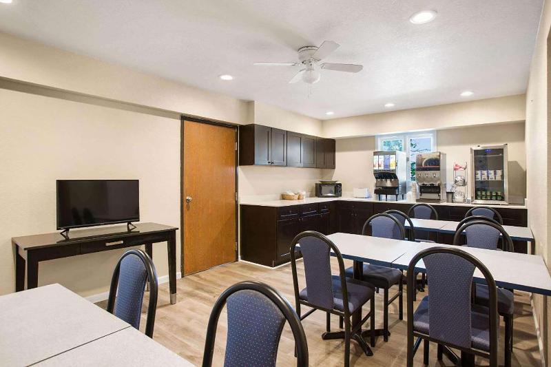 Days Inn By Wyndham Mackinaw City/Bridgeview Area image