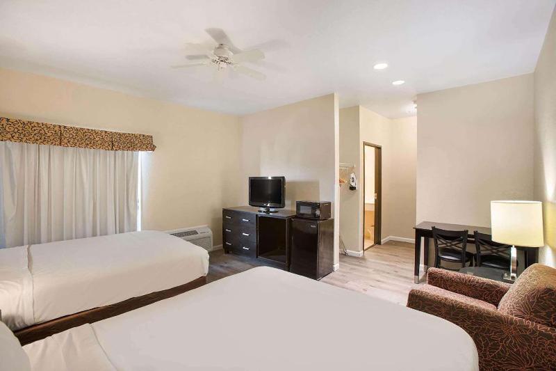 Days Inn By Wyndham Mackinaw City/Bridgeview Area image