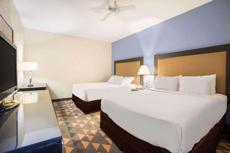 Days Inn By Wyndham Mackinaw City/Bridgeview Area image