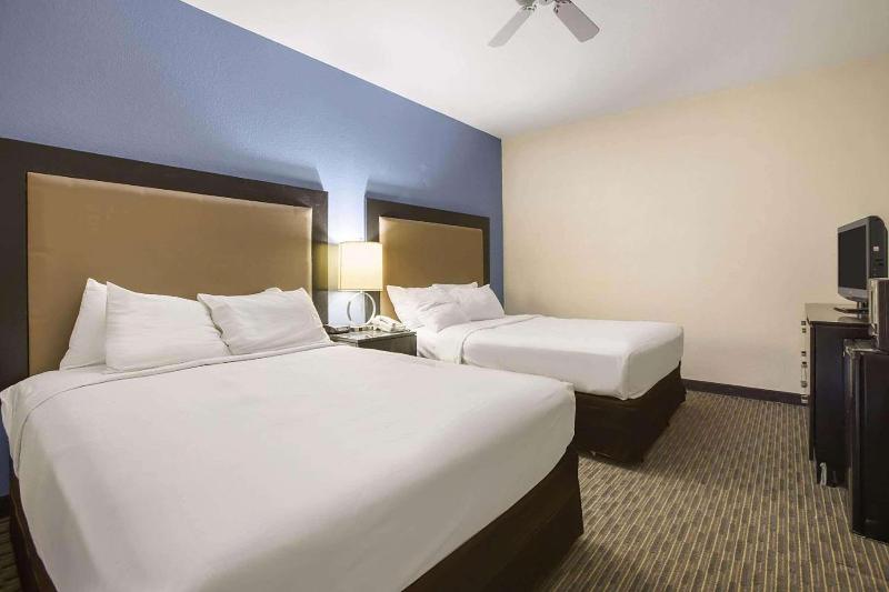Days Inn By Wyndham Mackinaw City/Bridgeview Area image