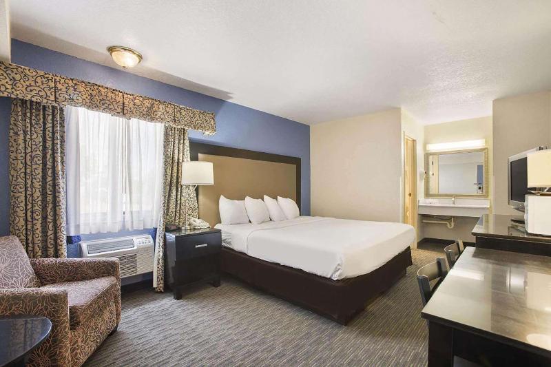 Days Inn By Wyndham Mackinaw City/Bridgeview Area image