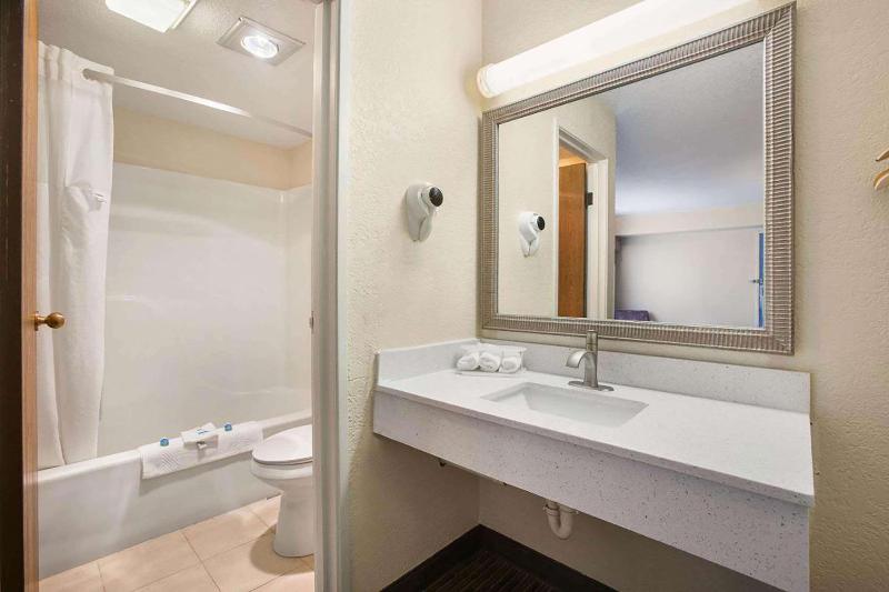 Days Inn By Wyndham Mackinaw City/Bridgeview Area image